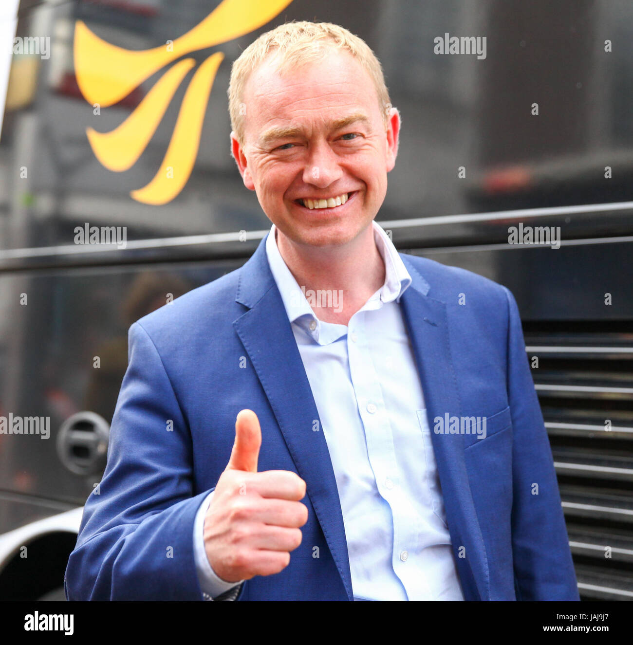 Tim Farron leader dei democratici liberali, campagne di Hornsey, Nord di Londra con Lib Dem Alba candidato Barnes. Sedile attualmente detenute da lavoro di Catherine West MP. Dotato di: Tim Farron dove: Londra, Regno Unito quando: 01 maggio 2017 Credit: Dinendra Haria/WENN.com Foto Stock