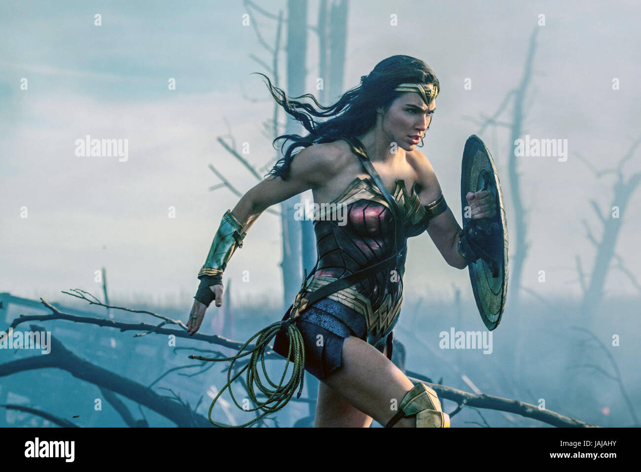 La donna di meraviglia è un imminente American film del supereroe basata sul carattere della DC Comics lo stesso nome, distribuito da Warner Bros Le foto. Esso è destinato a essere il quarto episodio della estesa DC Universe. Questa fotografia è per il solo uso editoriale ed è il copyright del film company e/o il fotografo assegnato dal film o società di produzione e può essere riprodotto solo da pubblicazioni in congiunzione con la promozione del film di cui sopra. Un credito per il film company è richiesto. Il fotografo deve anche essere accreditato quando noto. Foto Stock