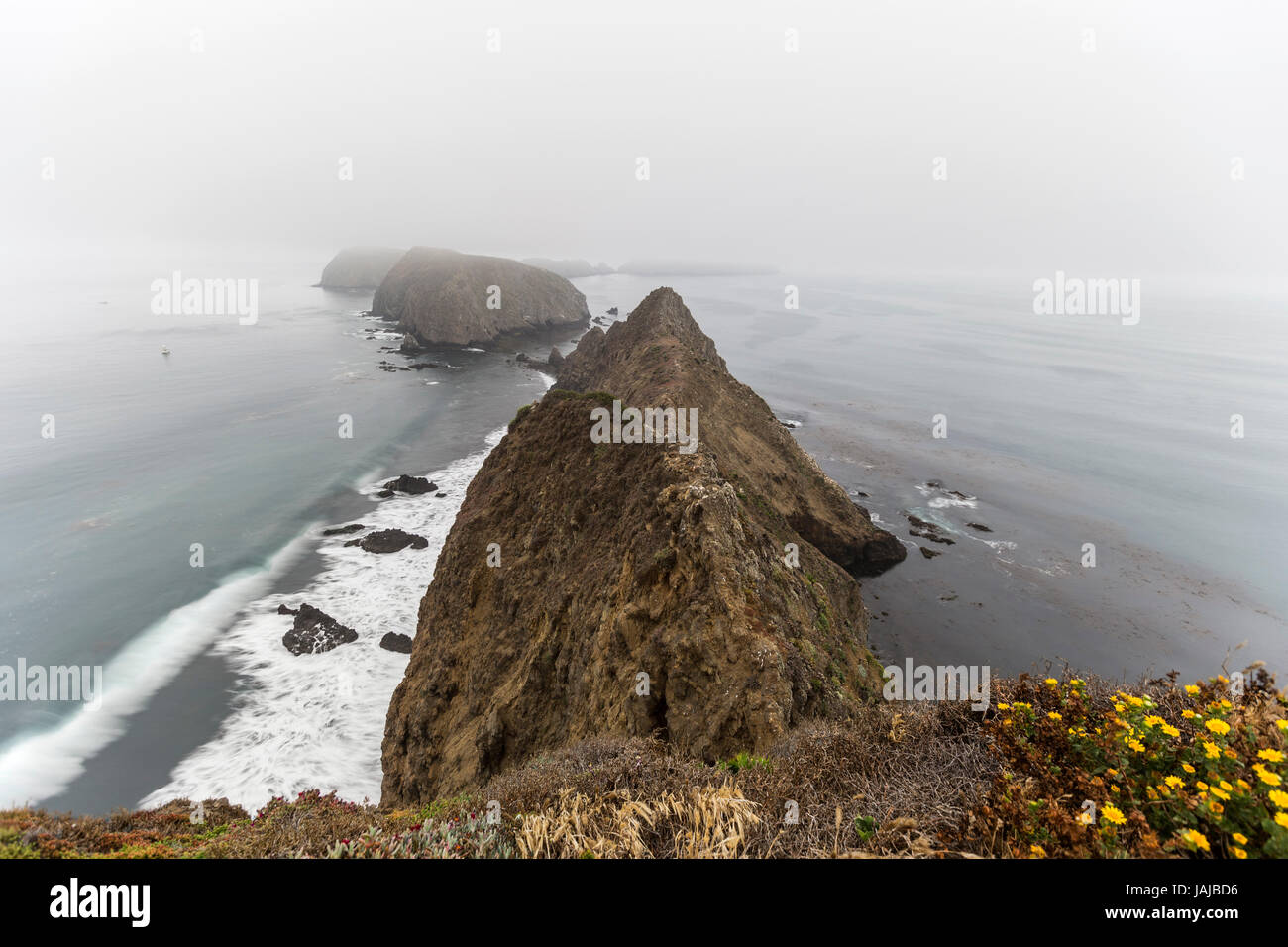 La nebbia vista dall isola di Anacapa scogliera sul Parco Nazionale delle Isole del Canale nei pressi di Ventura, California. Foto Stock