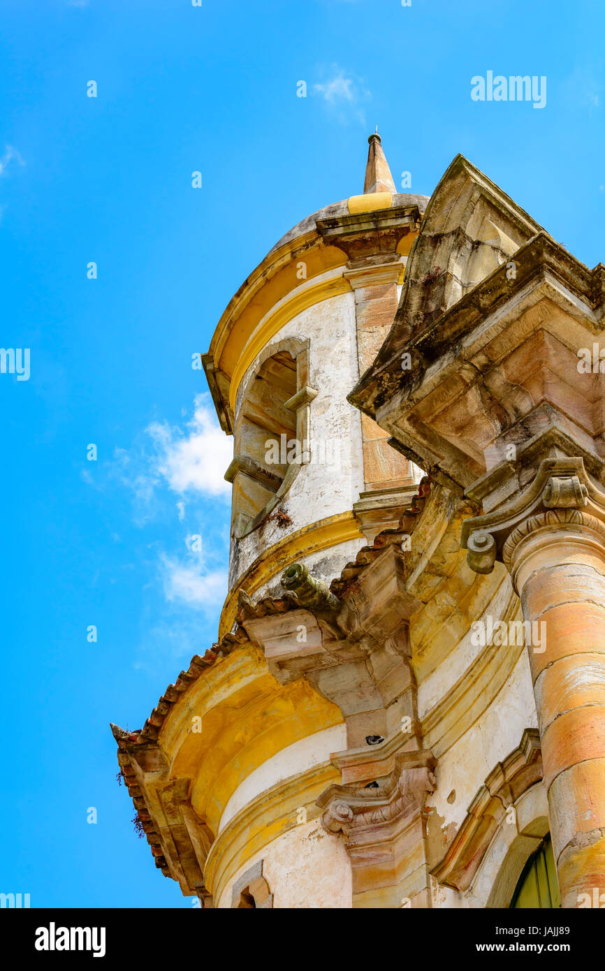 I dettagli architettonici della torre della chiesa di San Francesco d Assisi a Ouro Preto, Minas Gerais Foto Stock