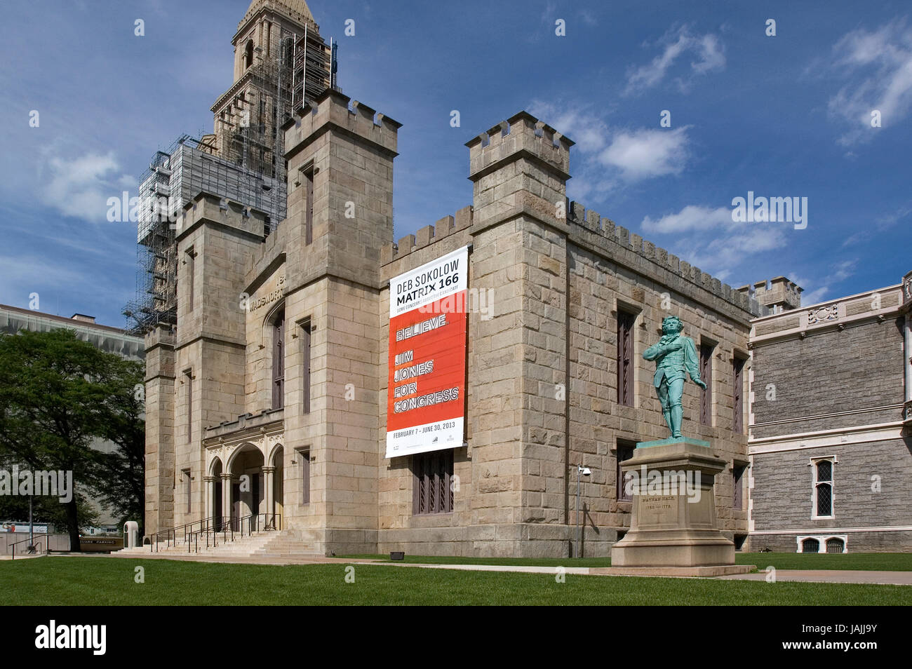 Una statua di Nathan Hale davanti al Wadsworth Antenium (museo d'arte) nel centro di Hartford, Connecticut, Stati Uniti d'America Foto Stock