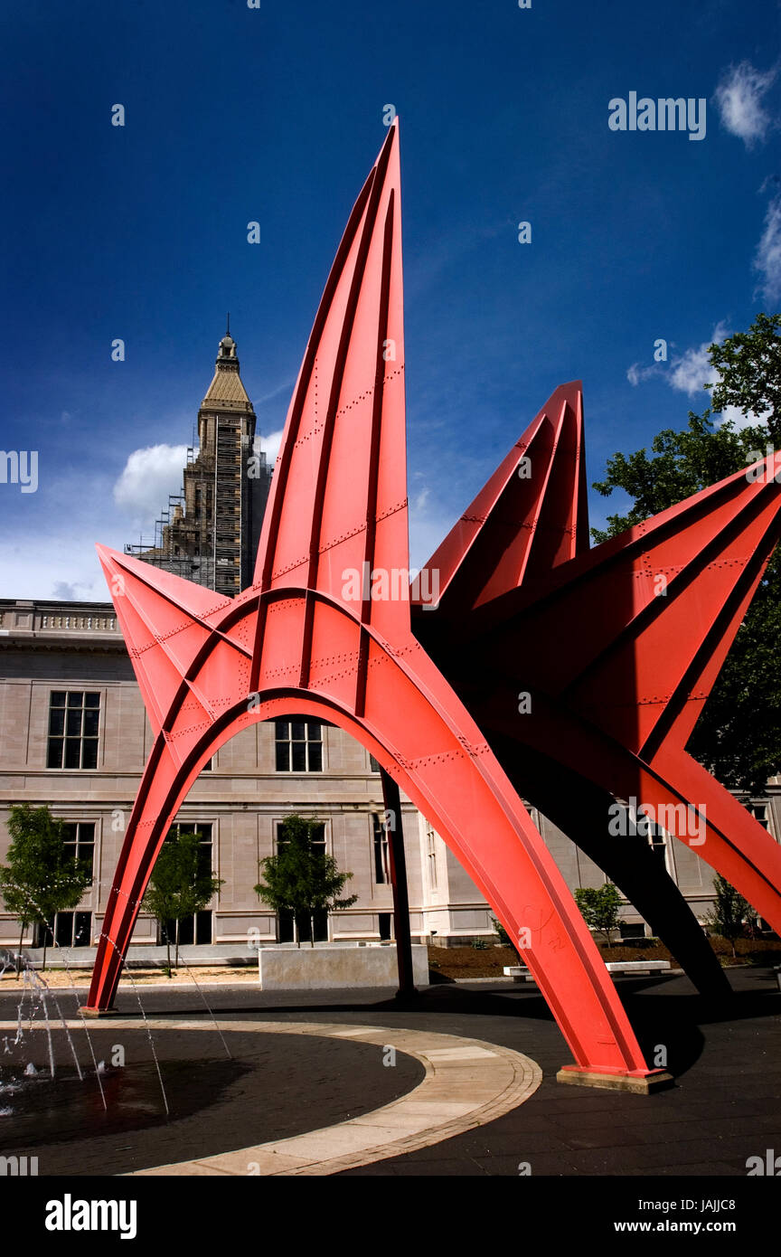Una scultura in plaza dall'Art Museum e il city hall nel centro di Hartford, Connecticut USA Foto Stock