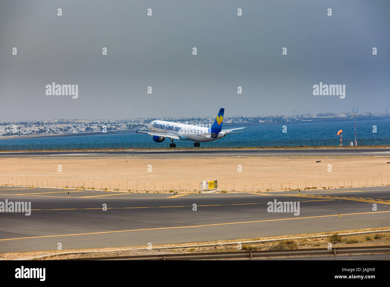ARECIFE, Spagna - Aprile 16 2017: Airbus A321 di ThomasCook.com con la registrazione G-Niko in atterraggio a Lanzarote Airport Foto Stock