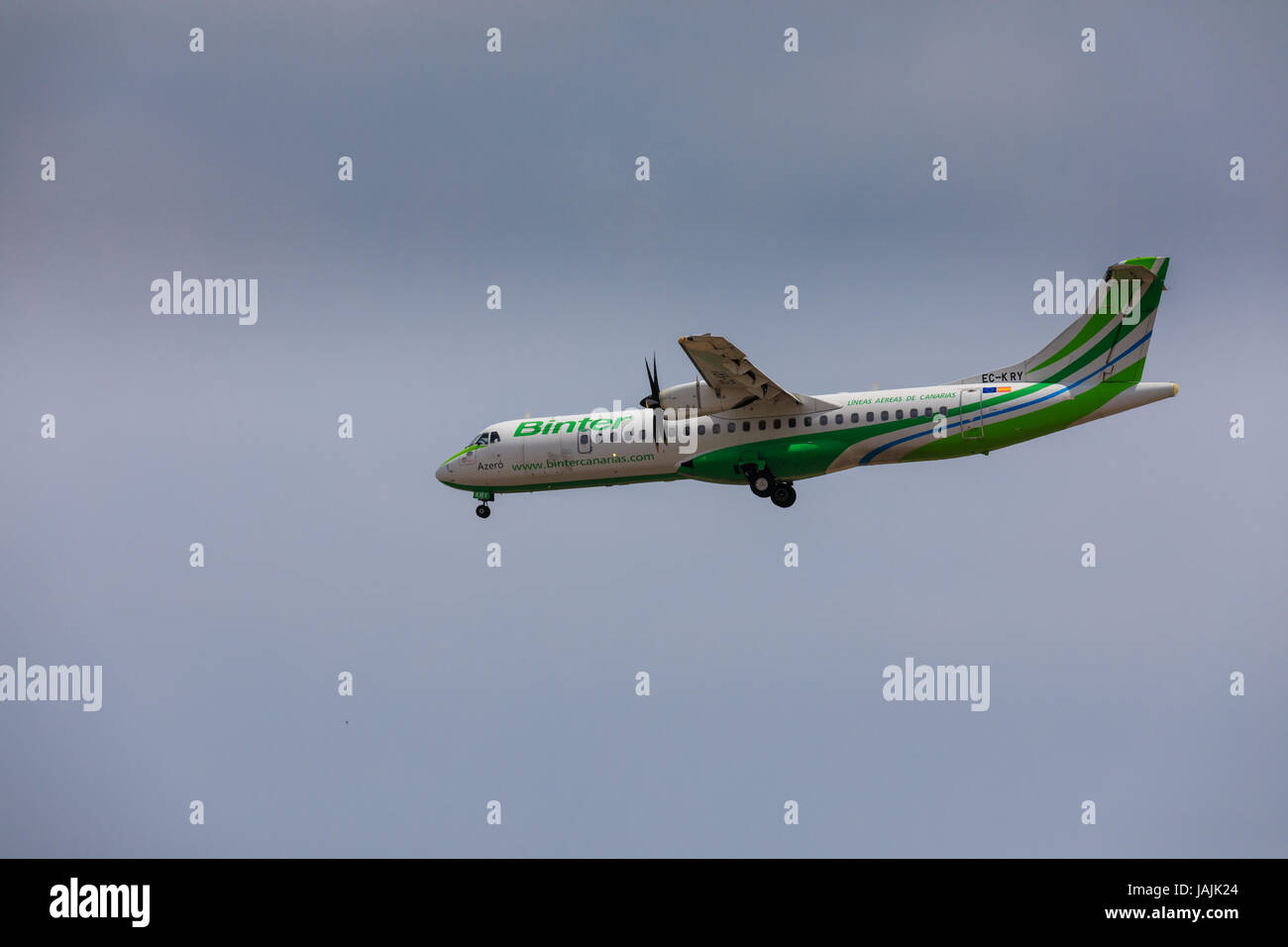 ARECIFE, Spagna - Aprile 16 2017: ATR 72 di Binter con la registrazione CE-KRY in atterraggio a Lanzarote Airport Foto Stock