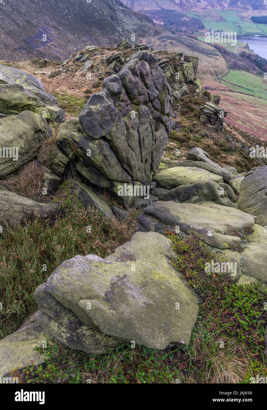 Rocce Ashway, Saddleworth moor guardando oltre Dovestone serbatoio. Foto Stock