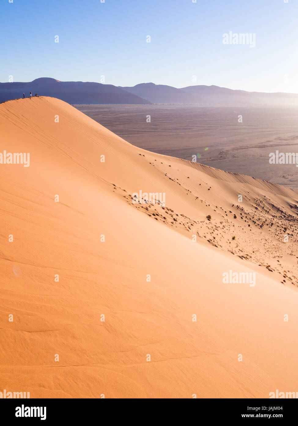 Guardare la gente sunrise formano le Dune 45 in Sossusvlei area del deserto del Namib in Namibia. Foto Stock