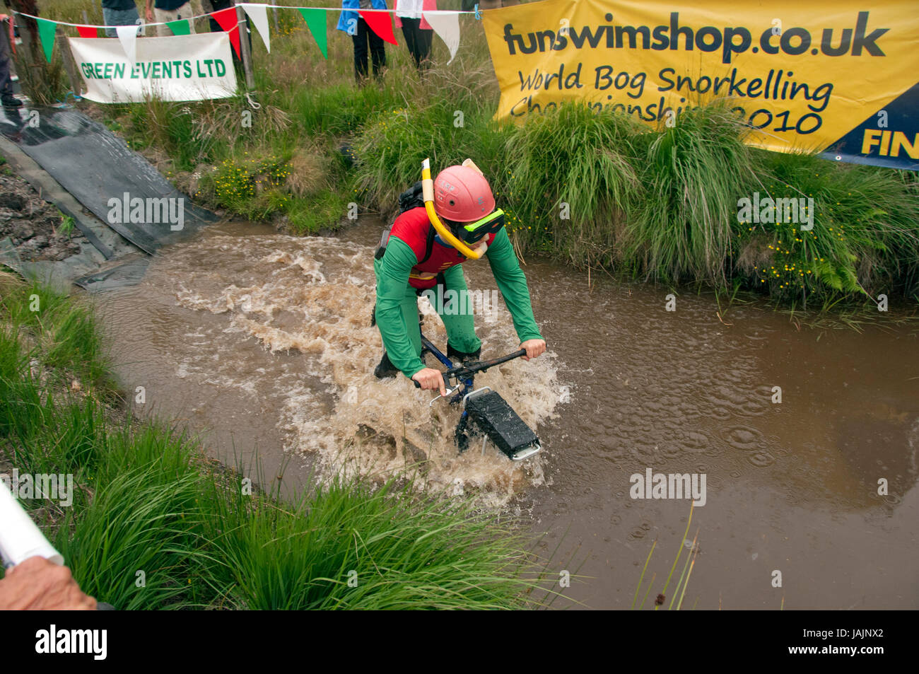 Mountain Bike Bog Snorkelling campionati, Llanwrtyd Wells, Wales, Regno Unito, dove i concorrenti cercano di ciclo attraverso un gallese corso della torbiera. Foto Stock