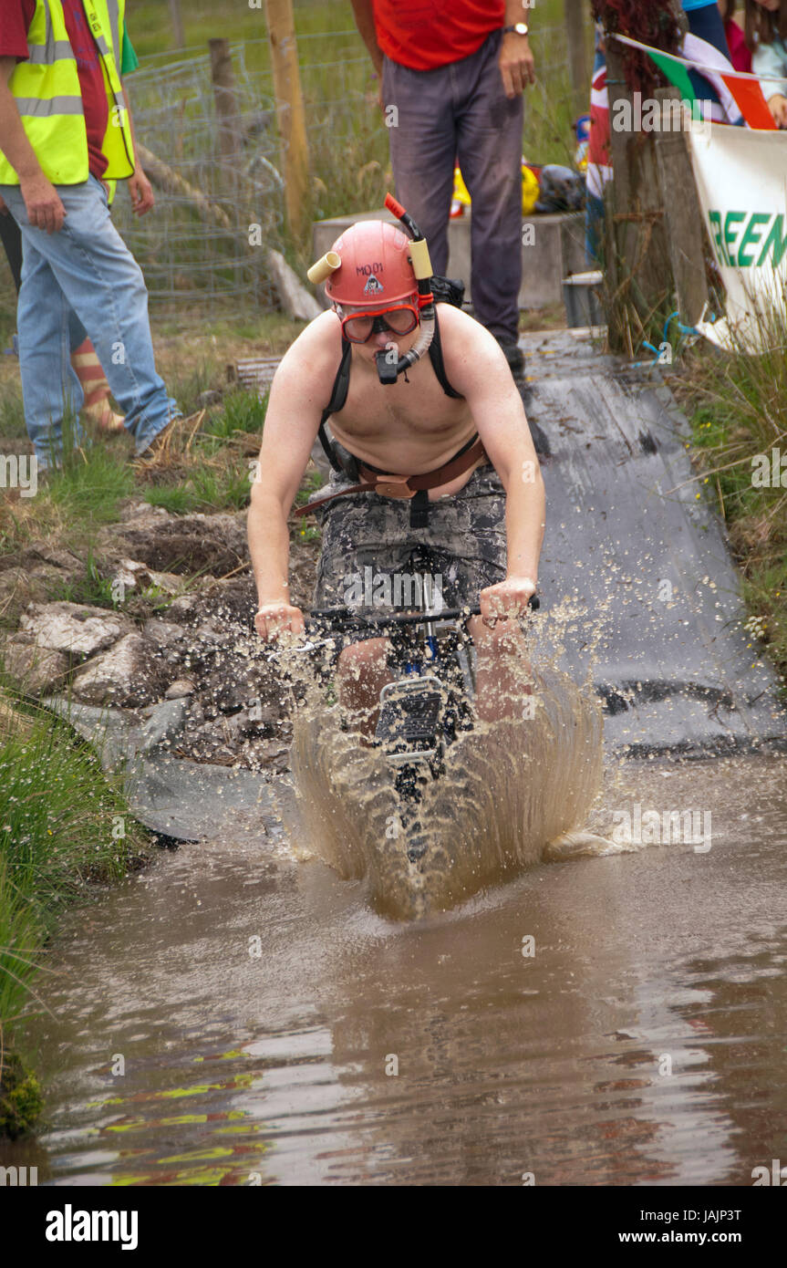 Mountain Bike Bog Snorkelling campionati, Llanwrtyd Wells, Wales, Regno Unito, dove i concorrenti cercano di ciclo attraverso un gallese corso della torbiera. Foto Stock