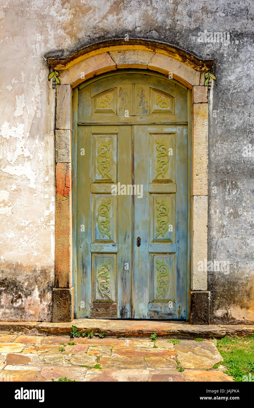 Vecchia chiesa di legno porta nella città antica di Ouro Preto Foto Stock