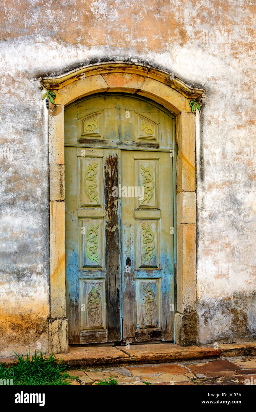 Vecchia chiesa di legno porta nella città antica di Ouro Preto Foto Stock