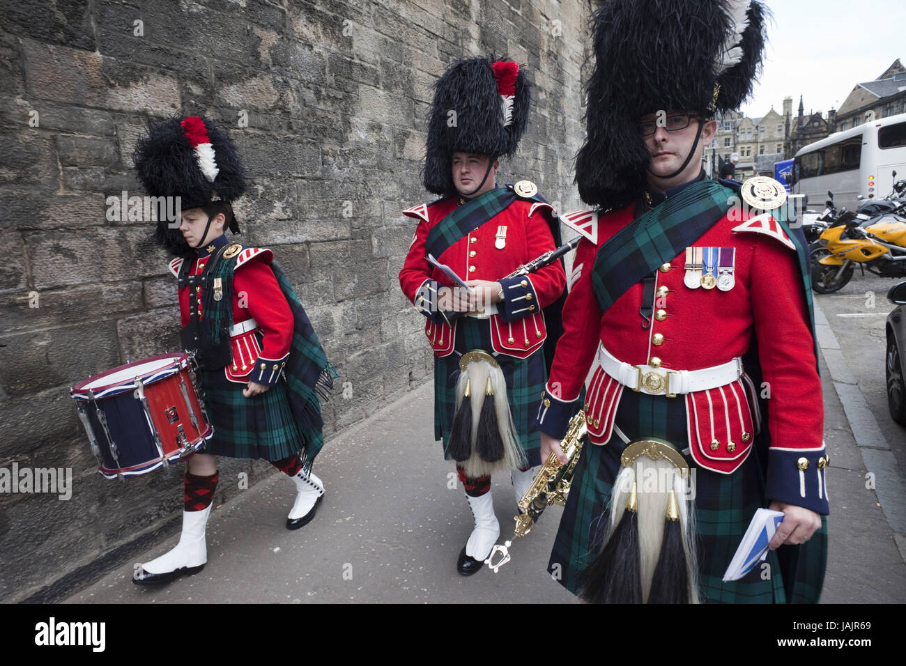 La Scozia , Edimburgo, il royal Mile,salvataggio militare,musicista in abiti tradizionali, Foto Stock