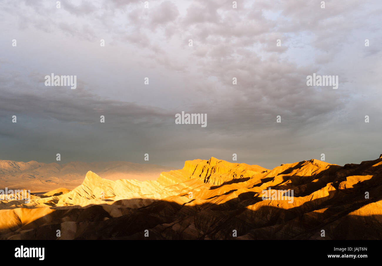 La copertura nuvolosa rende drammatica all'alba nella Valle della Morte Foto Stock
