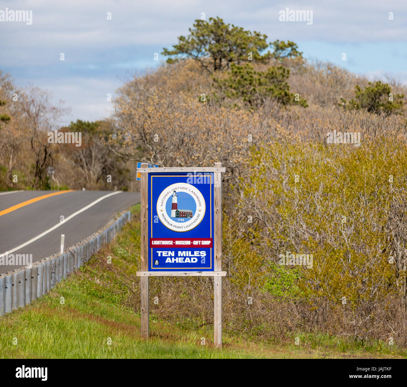 Un cartello stradale che indica Montauk Light house è di dieci miglia più avanti, Montauk, NY Foto Stock