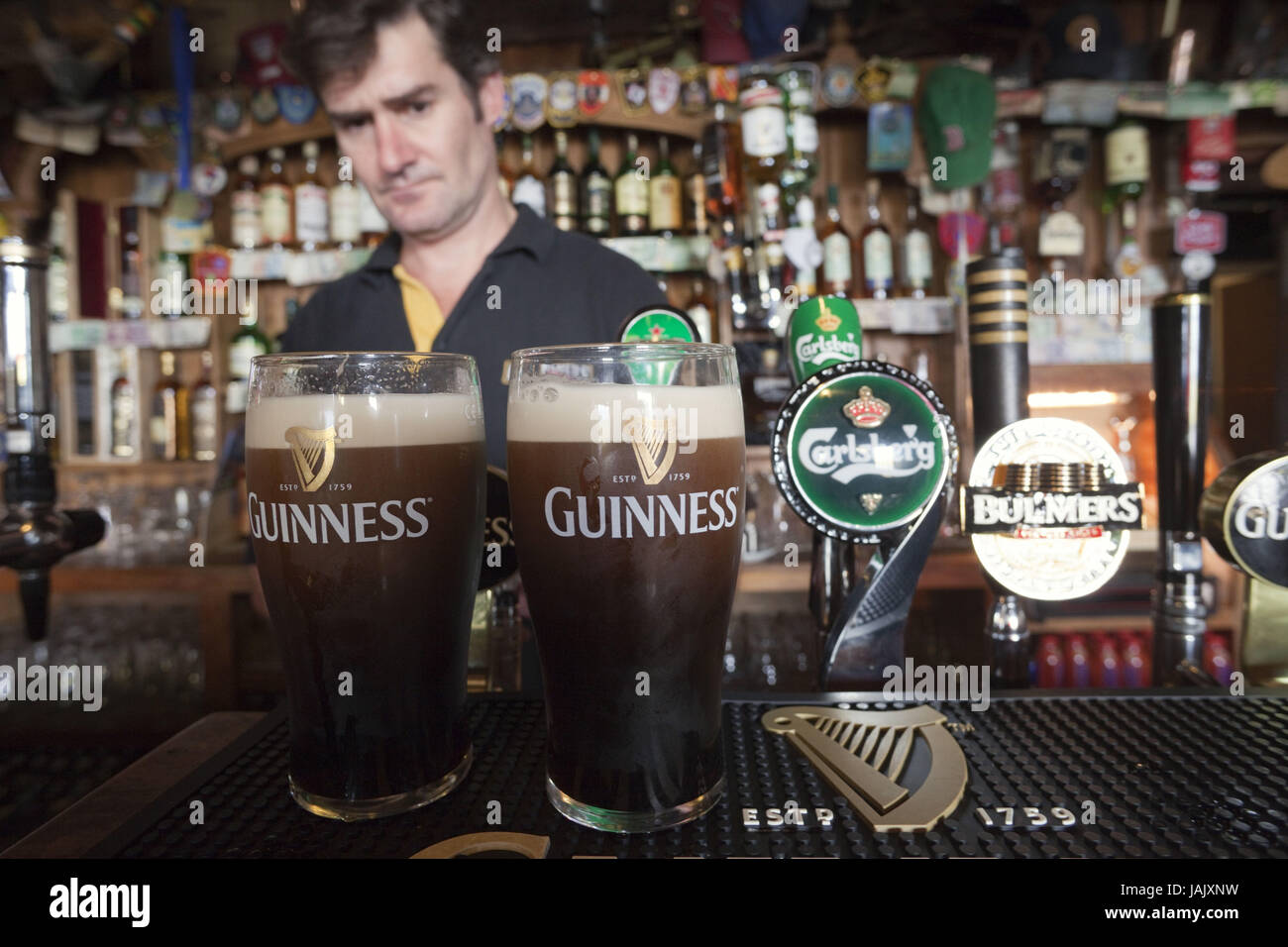 L'Irlanda,pub,l'uomo,bicchieri da birra,Guinness, Foto Stock