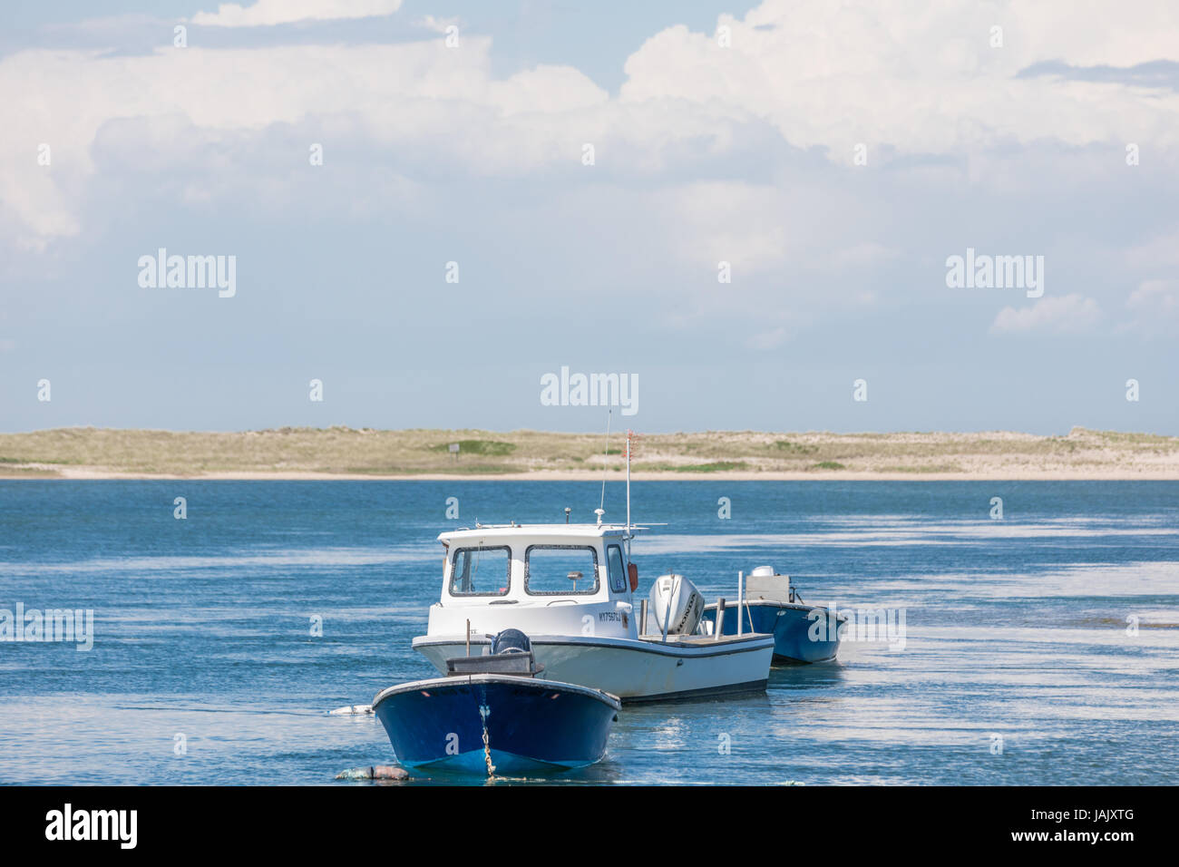 Tre barche a ormeggi off eastern long Island, NY Foto Stock