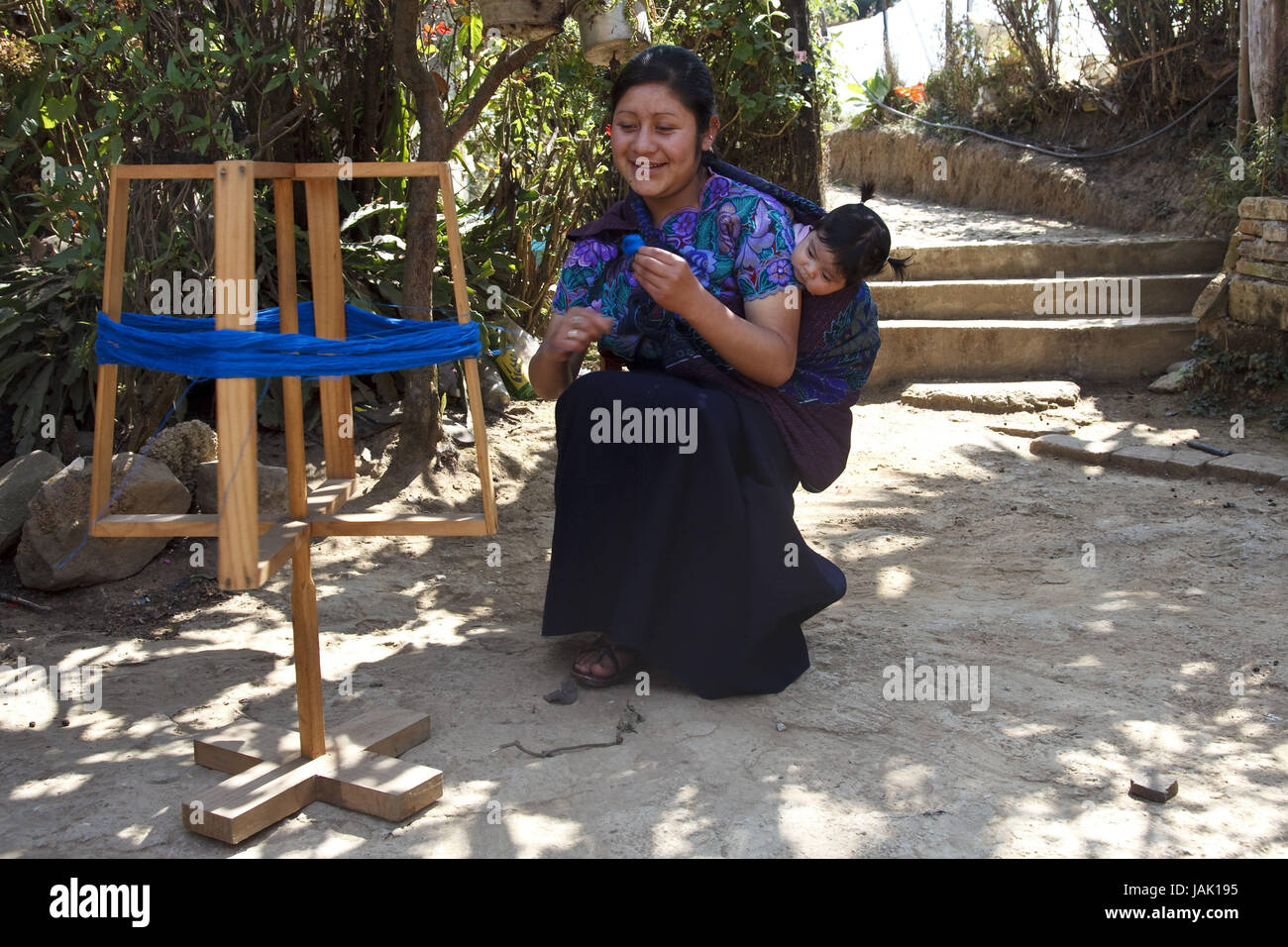 Messico Chiapas,Zinacantan,tessili,ricami merci,donna e bambino,Maya,filo,bobine,abbastanza commercio, Foto Stock