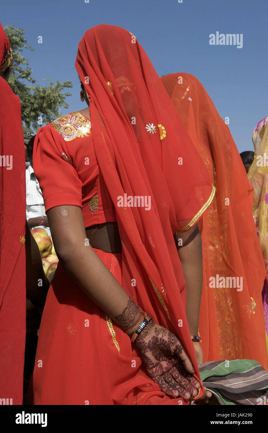 L'India,Rajasthan,Pushkar,le donne in costume nazionale,tatuato mani, Foto Stock