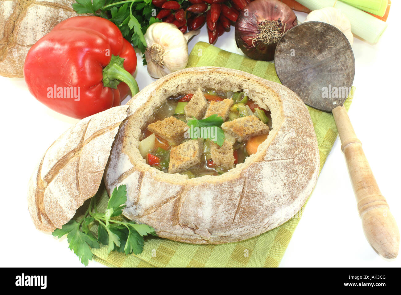 Brotsuppe mit Chili auf hellem Hintergrund Foto Stock