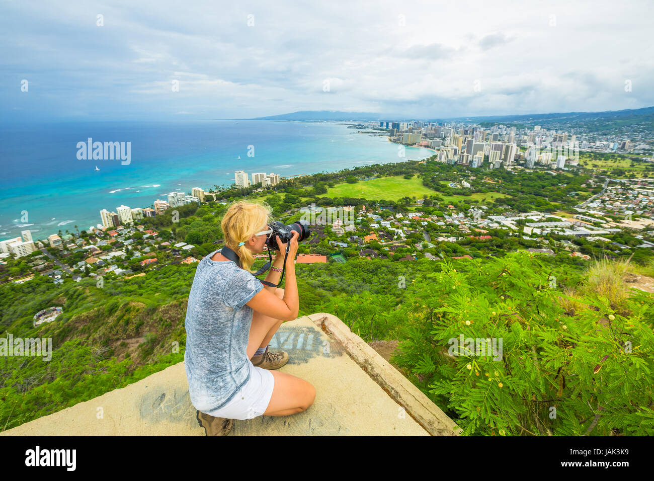 Viaggi fotografo prende un colpo di Honolulu e Waikiki Beach, Oahu nelle Hawaii dalla testa di Diamante membro Monumento. Fotografo di natura fotografare o Foto Stock