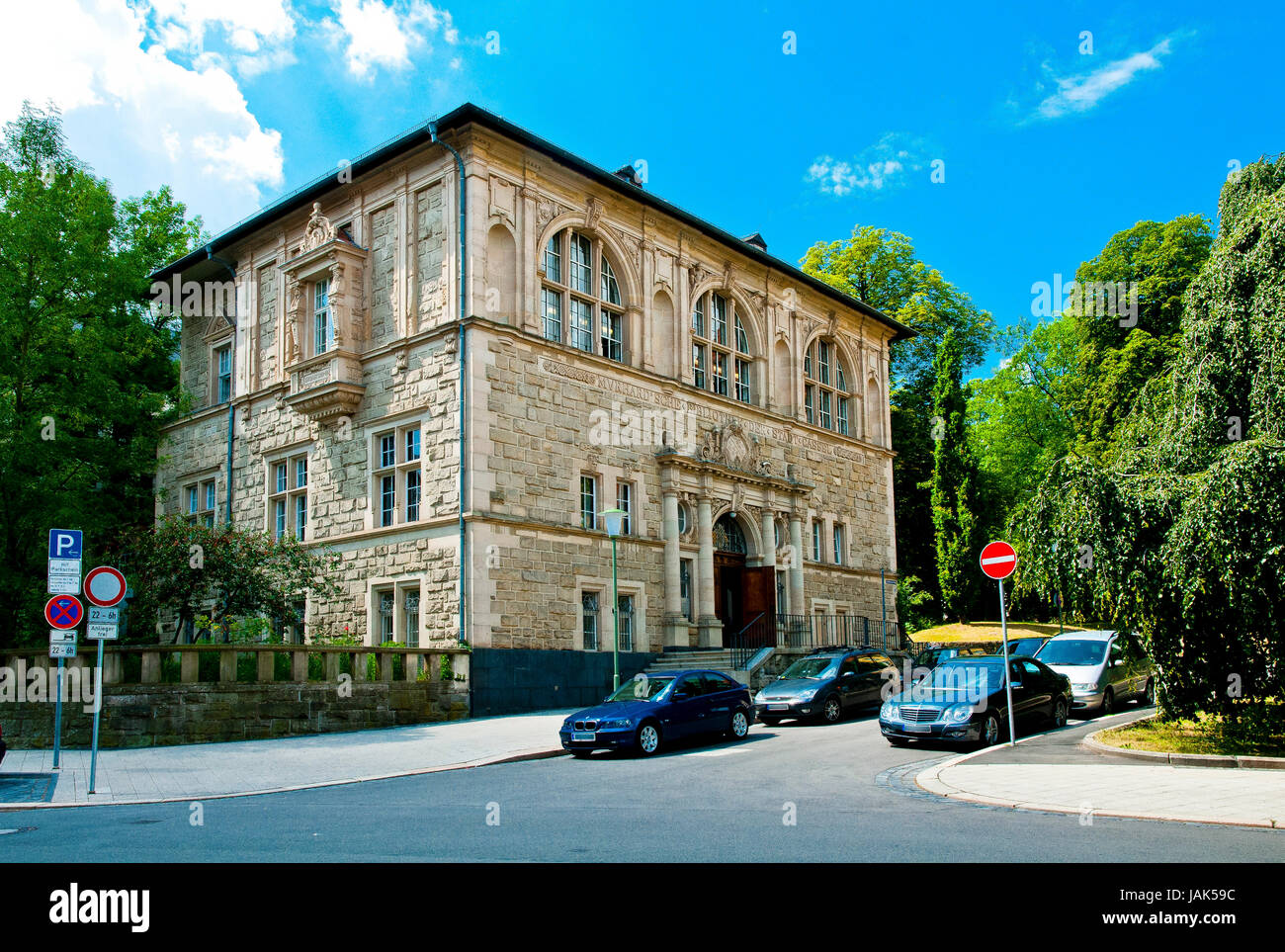 Landgraf Wilhelm IV. gründete 1580 die Landesbibliothek. Die fortschrittlichen Gelehrten Friedrich Wilhelm August Murhard (* 1778; † 1853) und sein Bruder Johann Karl Adam (* 1781; † 1863) gelten als intellektuelle Wegbereiter des Liberalismus in Deutschland; sie im stifteten 19. Jahrhundert die Murhardsche Bibliothek, die 1873 eröffnete und 1905 in das nach Plänen des Architekten Emil Hagberg am Brüder-Grimm-Platz neu errichtete Gebäude umziehen konnte: Über einem unsymmetrischen Grundriss erhoben sich über einem hohen Sockelgeschoss zwei Geschosse eines Quaderbaus, den ein steiles Dach abs Foto Stock
