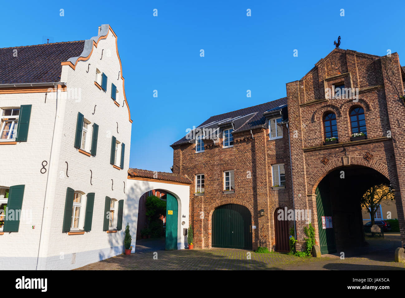 Bedburg, Germania - 10 Maggio 2017: townscape di Kaster. Kaster è un distretto di Bedburg nel Rhein-Erft-Kreis. È noto per il suo ben conservato hist Foto Stock