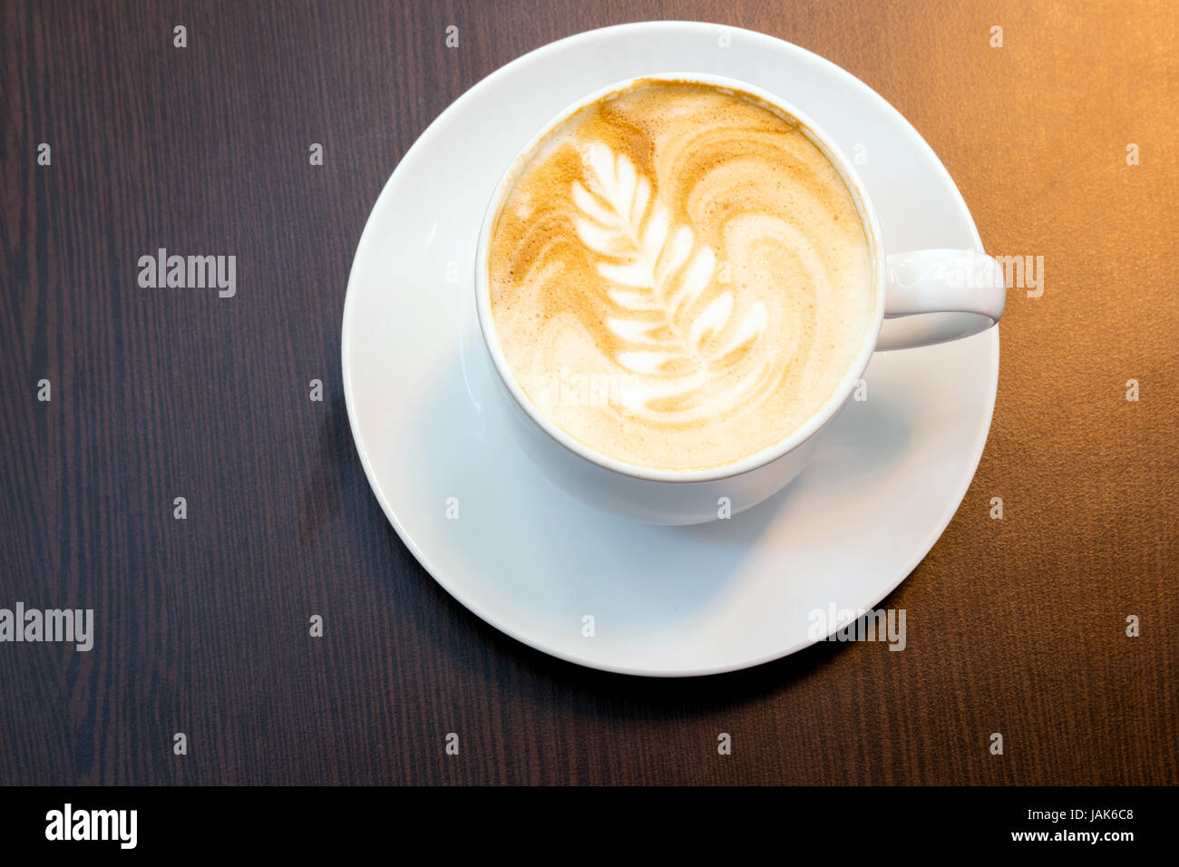 Tazza di caffè latte macchiato con Christms simbolo di albero Foto Stock