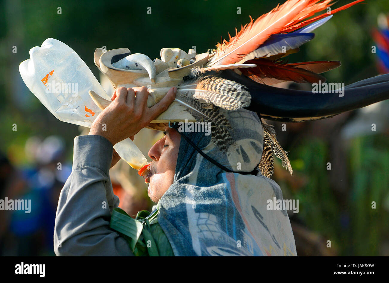 Un diavolo tira su la sua maschera per prendere una di swig chicha prima di continuare nella lotta durante la Juegos de Los Diablitos, una cerimonia indigena in Boruca Foto Stock