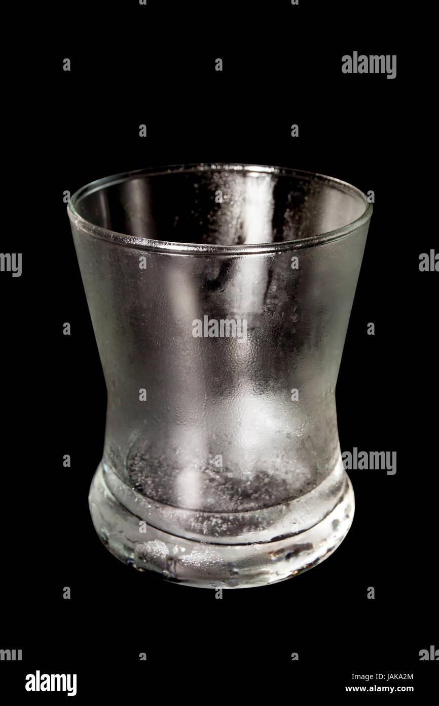 Bicchiere vuoto è cool. Gocce d'acqua dal lato del vetro. Isolato su oggetti di colore nero con i tracciati di ritaglio Foto Stock