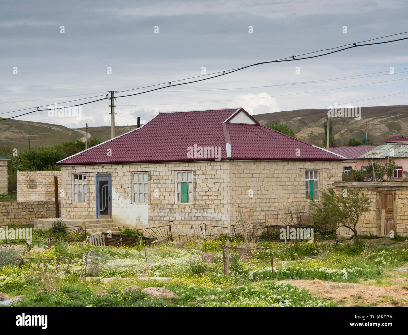 Case e case nei pressi del villaggio di Jangi ( Cəngi ) uno ora a ovest di Baku in Azerbaijan, cemento e palazzi in pietra arenaria in un paesaggio aperto Foto Stock