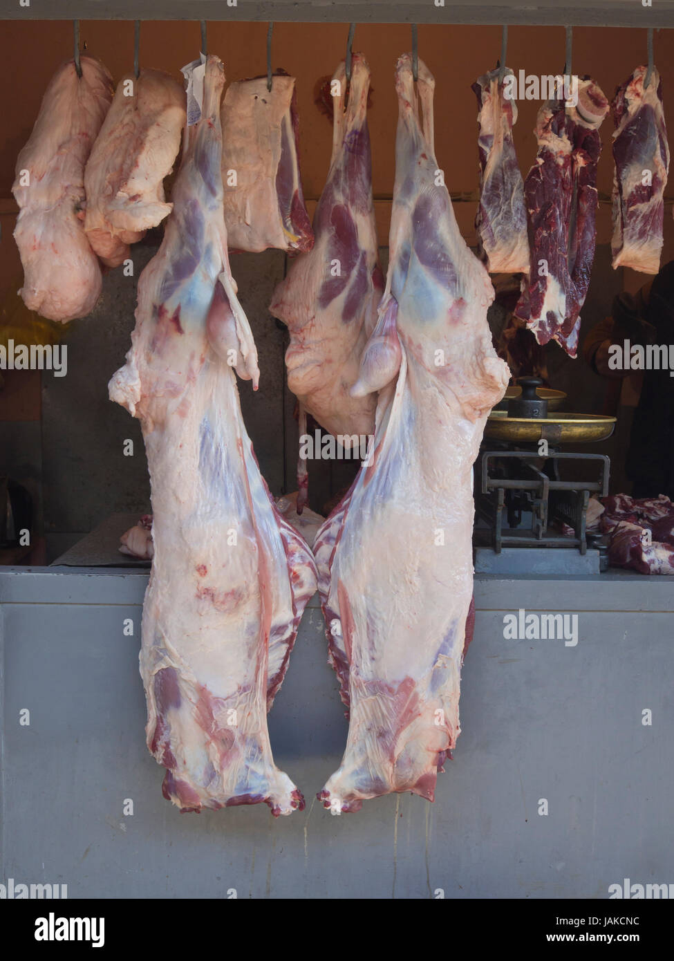 Macellerie stallo a quotidiano mercato all'aperto in Şəki (trascritto Shaki o Sheki) nel nord Azerbaigian offre appena abbattuti e carne Foto Stock