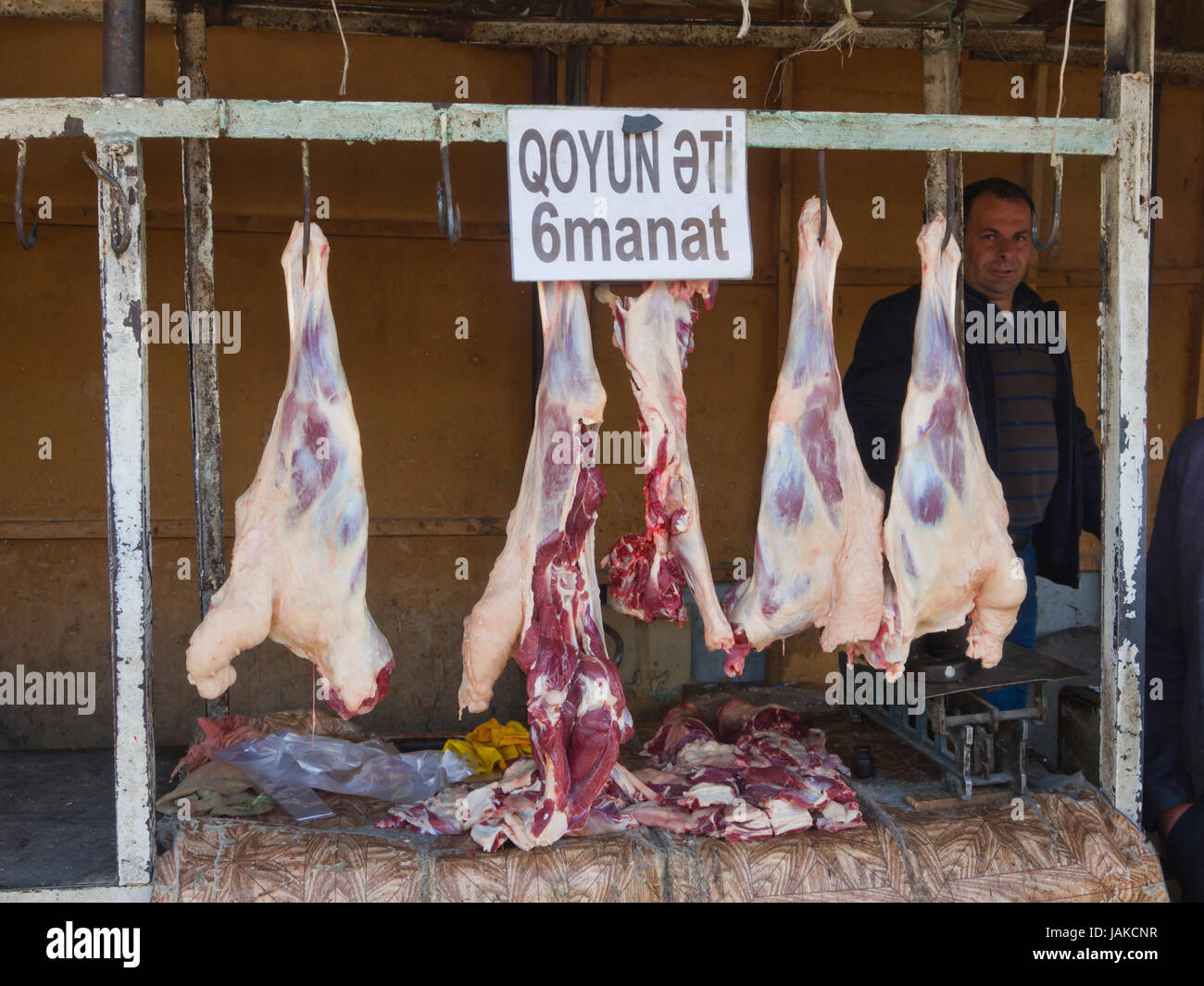 Macellerie stallo a quotidiano mercato all'aperto in Şəki (trascritto Shaki o Sheki) nel nord Azerbaigian offre appena abbattuti e carne Foto Stock