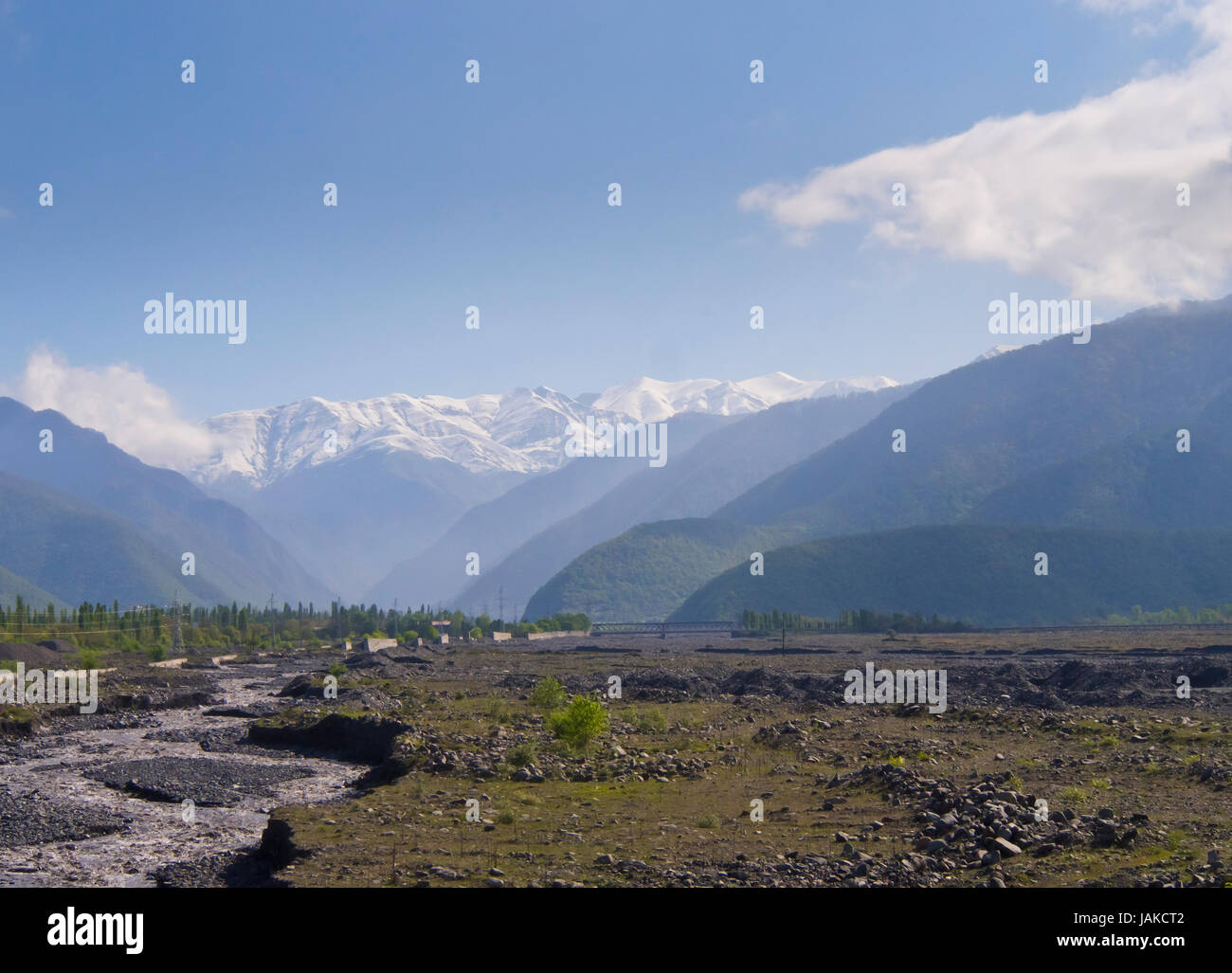 Dalla M5 road nel nord Azerbaigian tra Sheki ane Balakan, si gode di una vista panoramica mozzafiato del Caucaso alte montagne e profonde valli fluviali Foto Stock