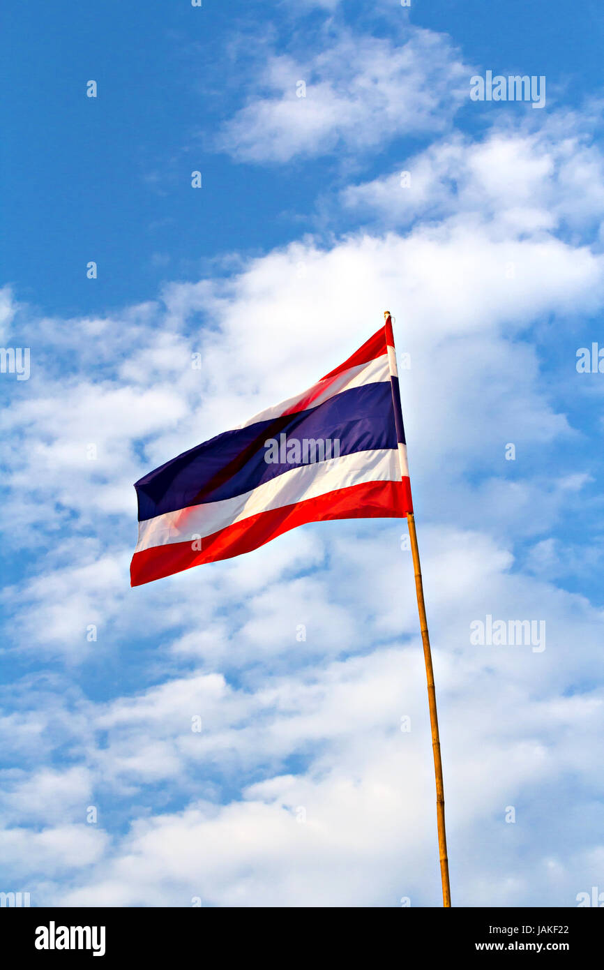 La nazione Thai bandiera sul palo di legno Foto Stock