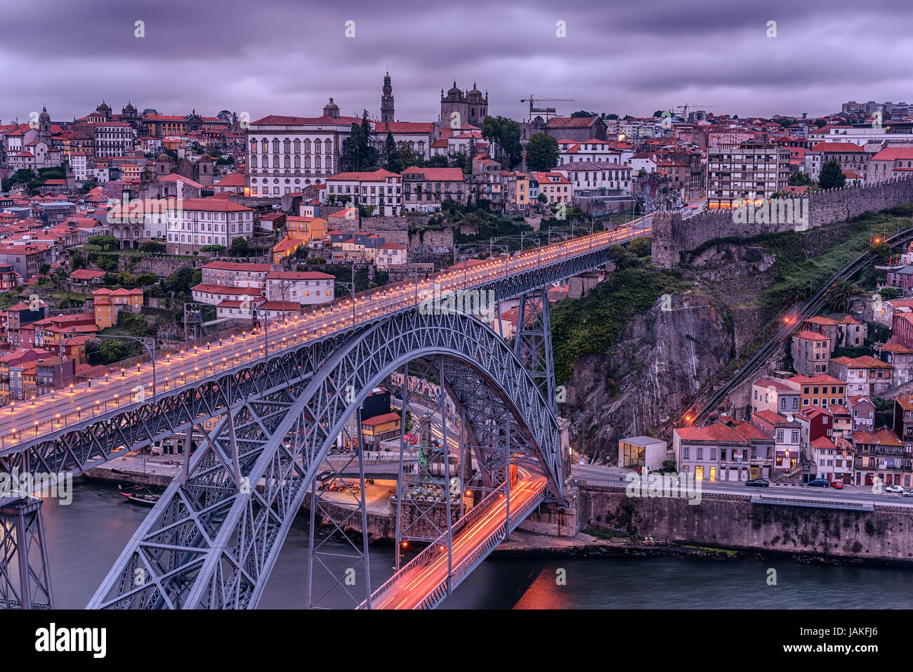 Porto, Portogallo: il Dom Luis I Bridge e la città vecchia Foto Stock