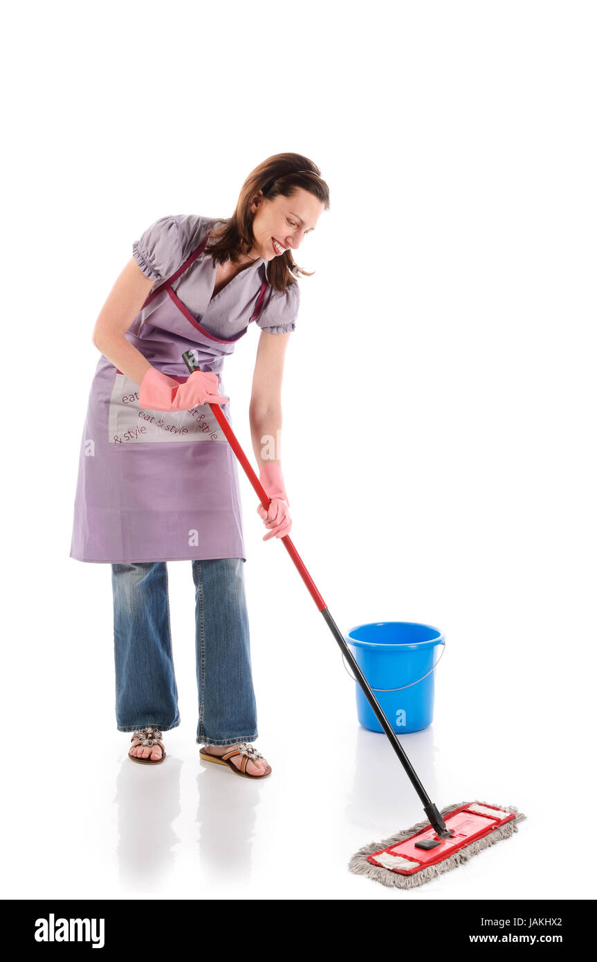 Hausfrau, Putzfrau mit langen Haaren dunkelblondn und Küchenschürze bei der Hausarbeit vor weißem Hintergrund. Foto Stock