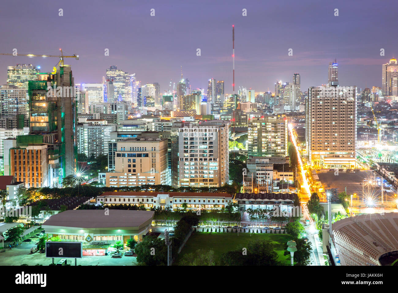 Vista aerea del centro cittadino di Bangkok in una zona commerciale di notte Foto Stock