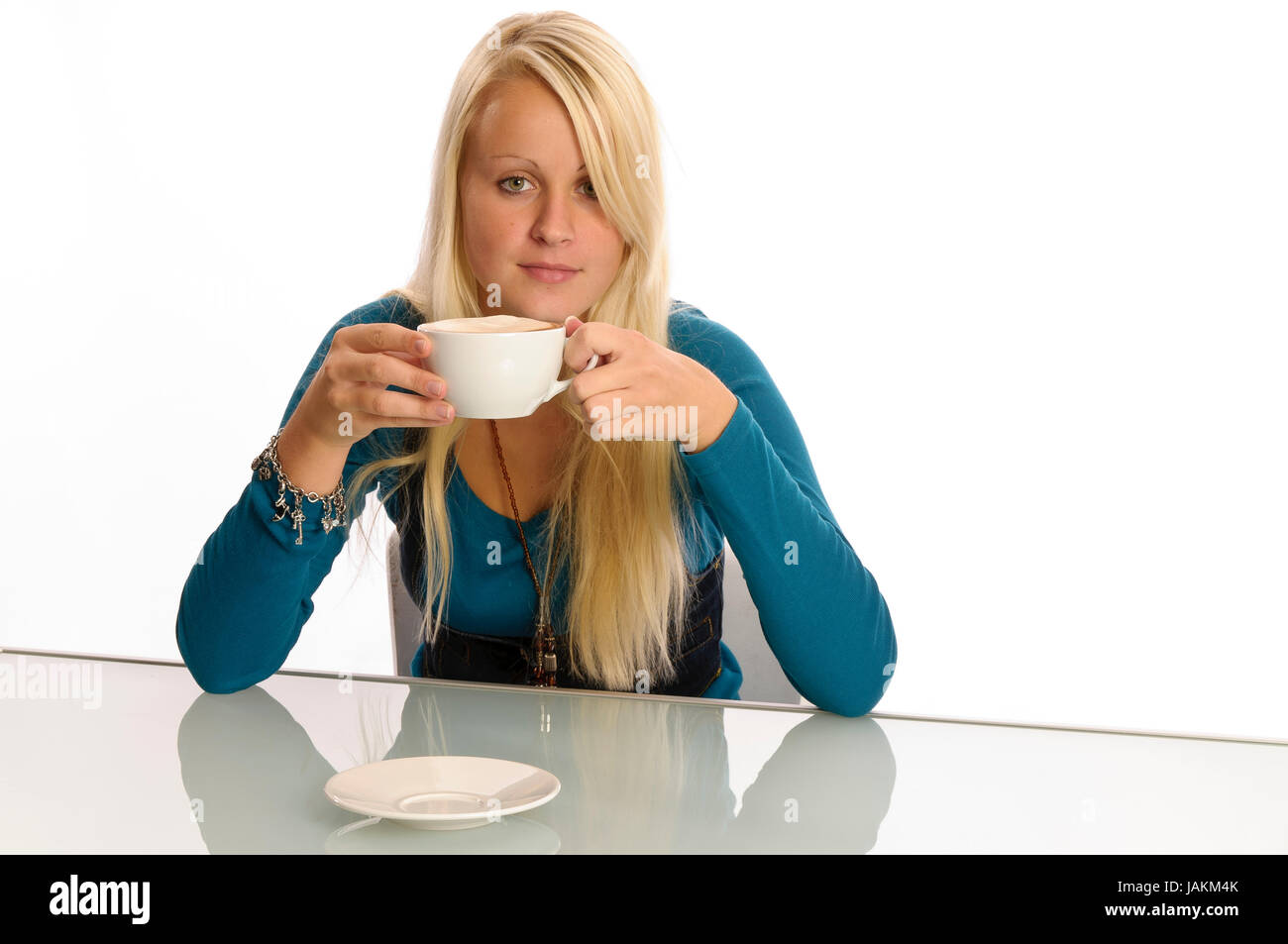 Junge Frau beim Essen vor weißem Hintergrund Foto Stock