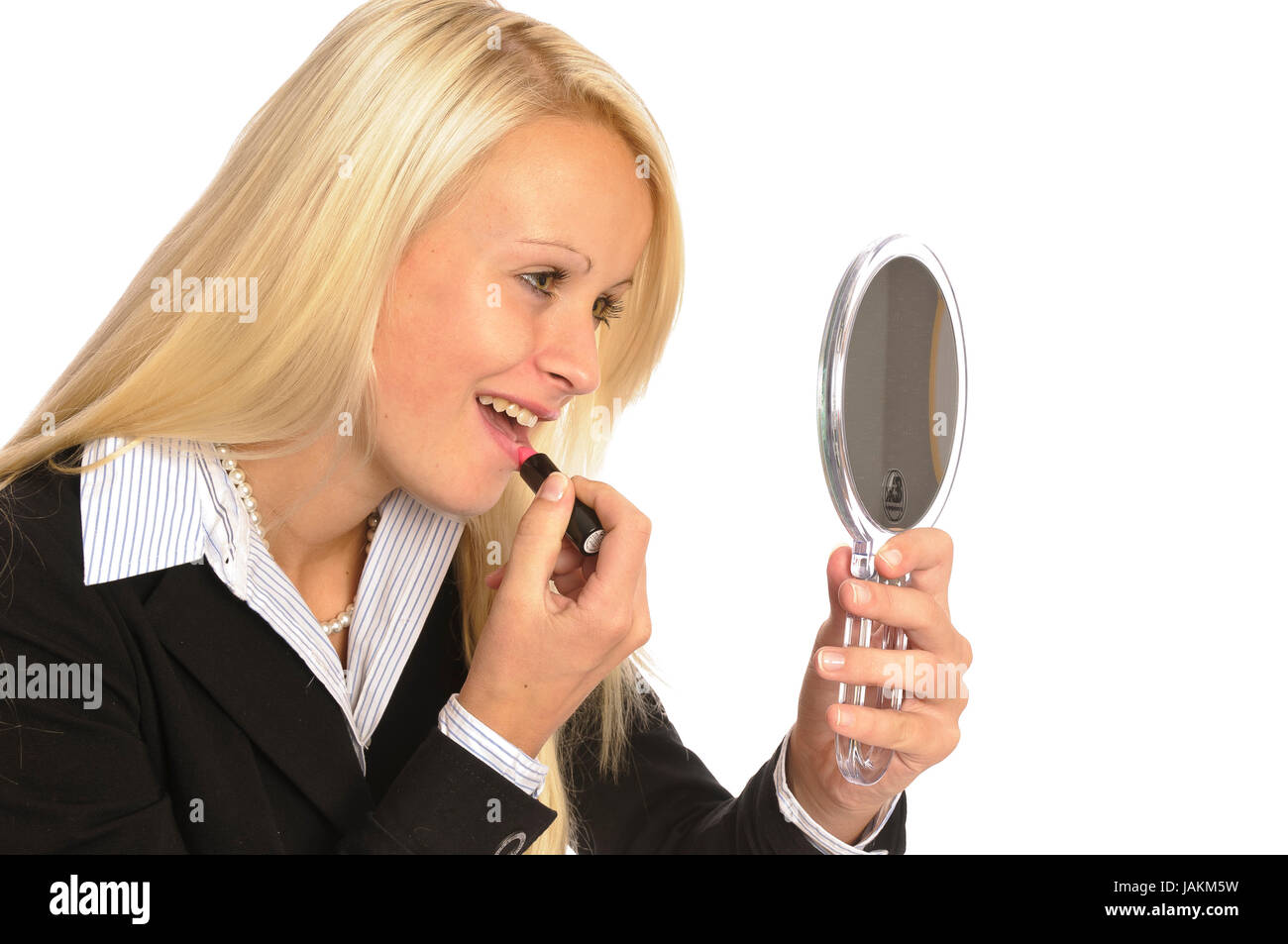 Junge blonde Frau macht sich schön, Make-up vor weißem Hintergrund Foto Stock