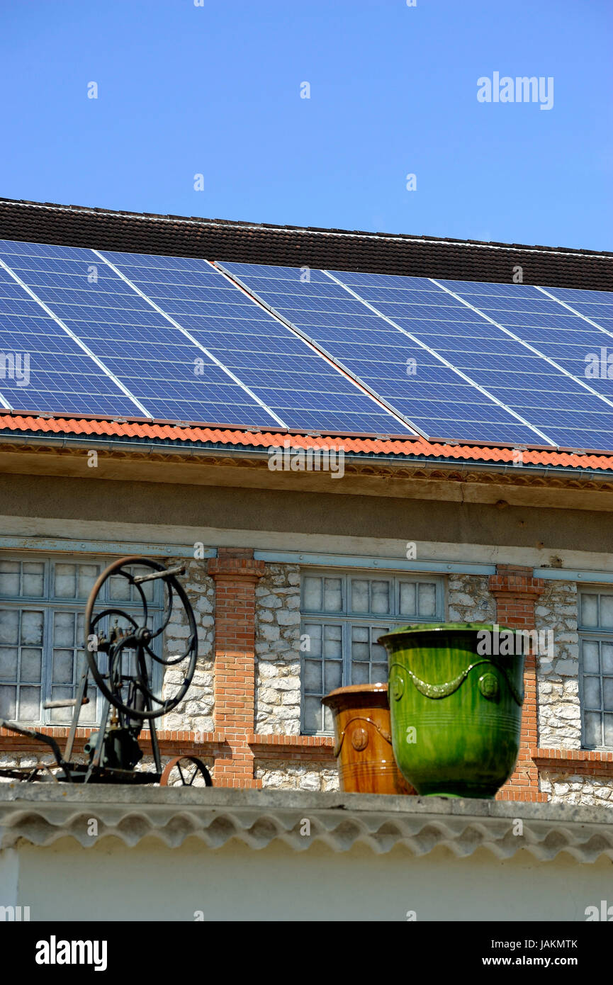 Il tetto a energia solare di un francese cooperativa viticola in prossimità di Anduze Foto Stock