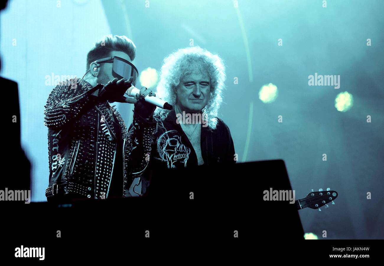 Adam Lambert con Brian May e Regina a Isle of Wight Festival il 12 giugno 2016, Newport IOW Foto Stock