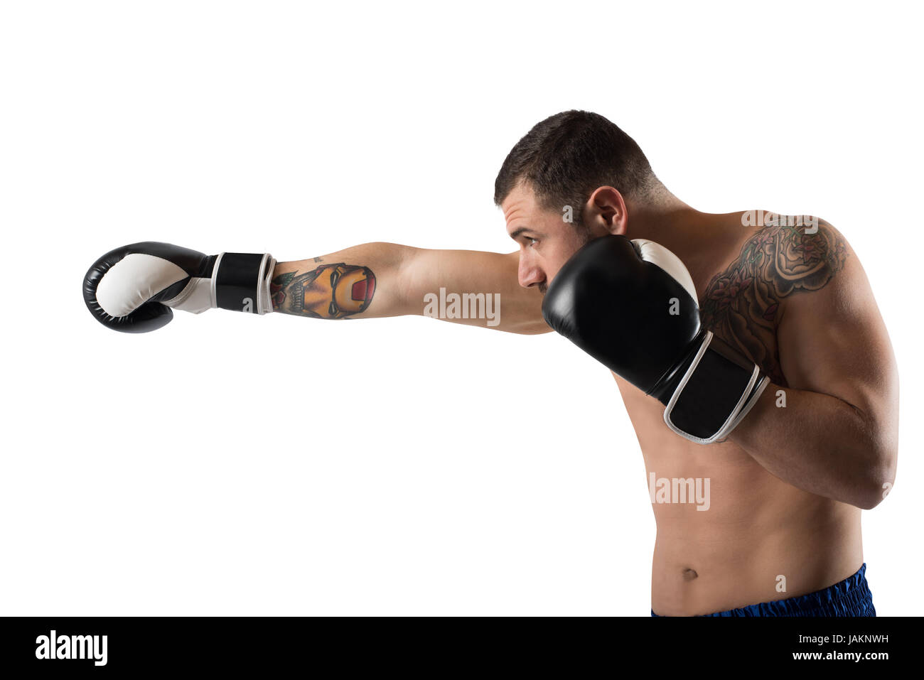Fiducioso boxer con fiery guantoni da pugilato Foto Stock