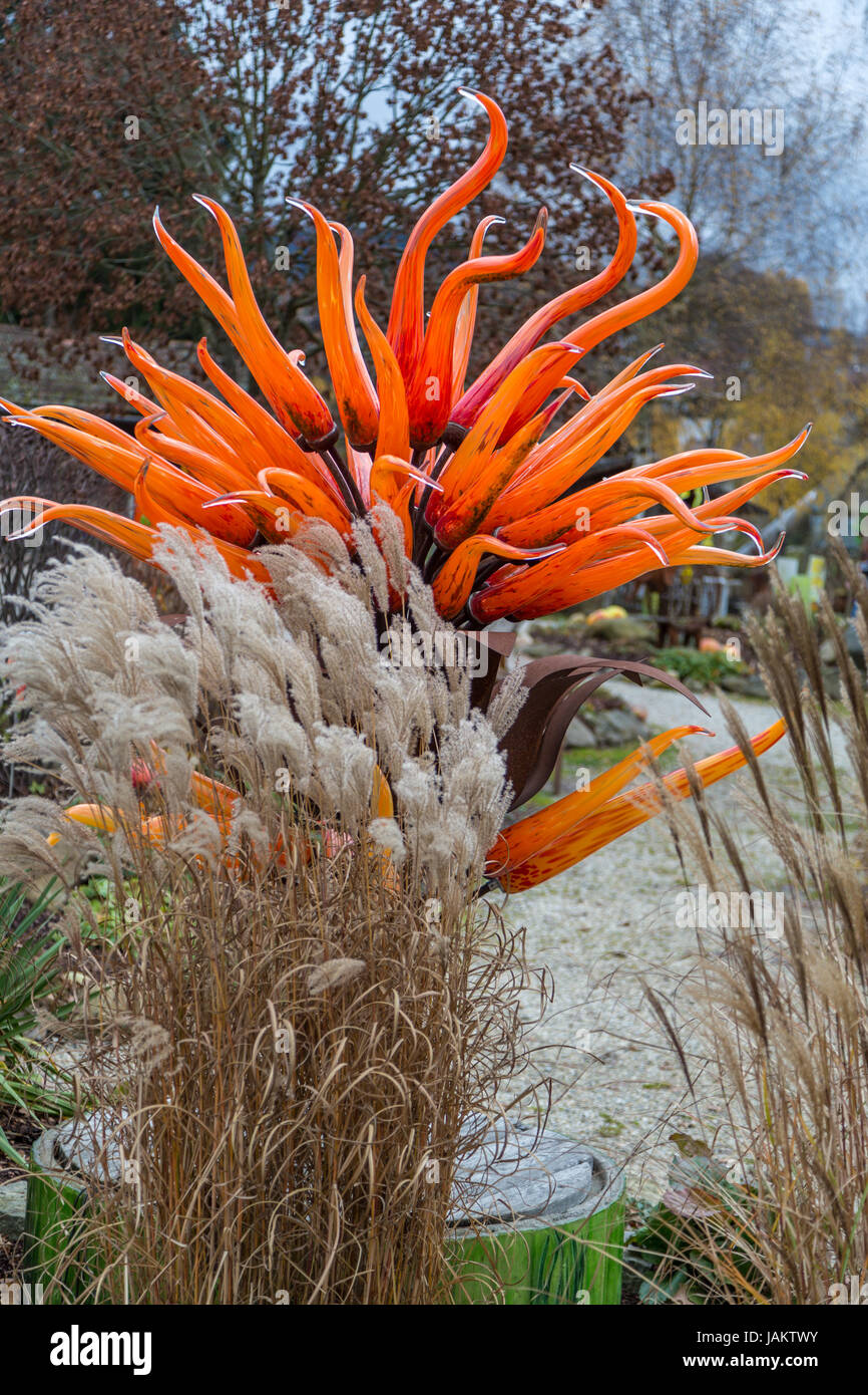 Vetro colorato arti in un colorato giardino d'autunno Foto Stock