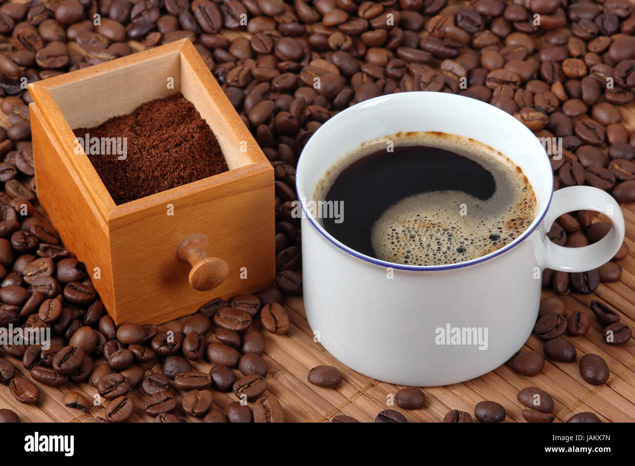 Il caffè fresco con i chicchi di caffè Foto Stock