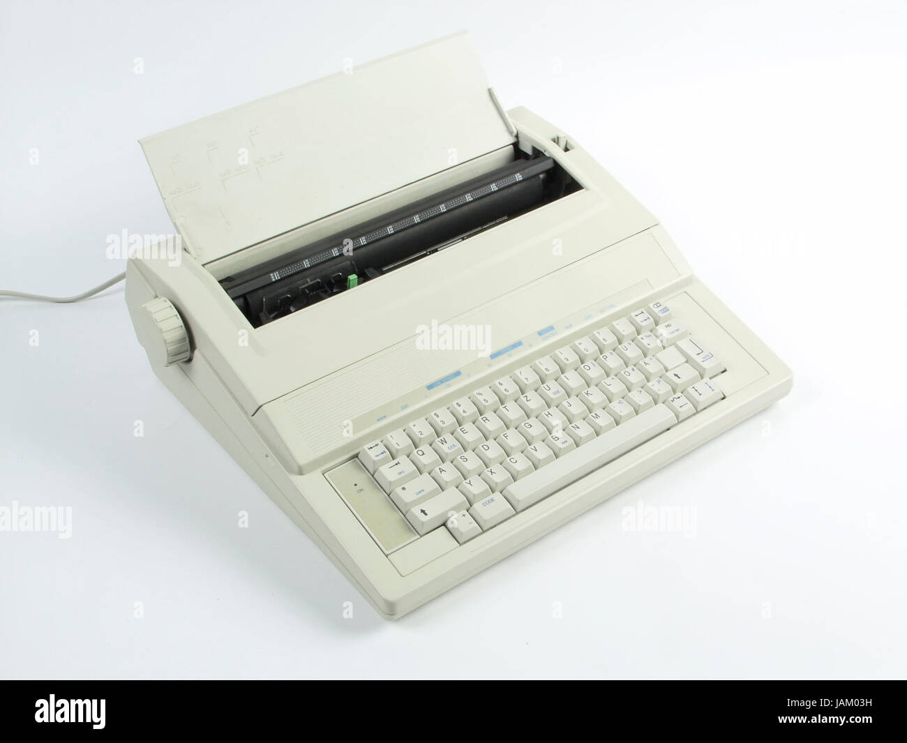 Elektrische Schreibmaschine vor weißem Hintergrund Foto Stock