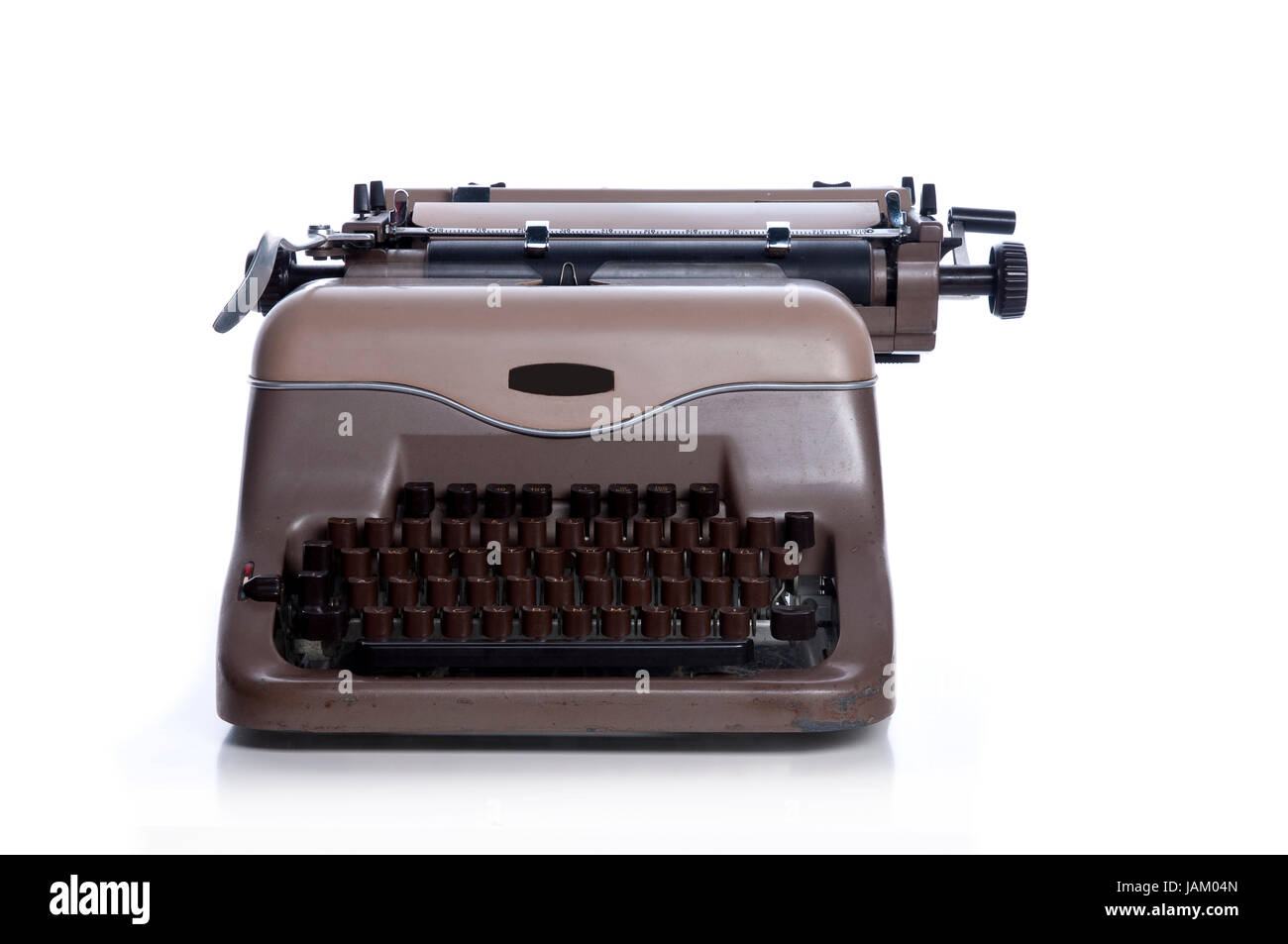 Graue Antike mechanische Schreibmaschine vor weißem Hintergrund Foto Stock