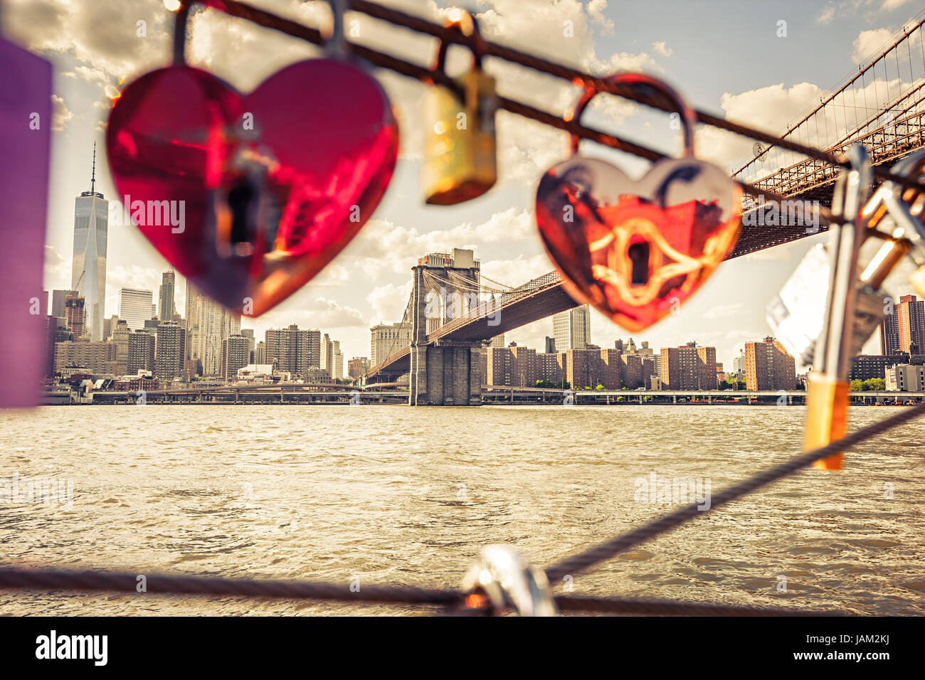 Tino forma lucchetti, Ponte di Brooklyn e Manhattan sullo sfondo, New York City Foto Stock