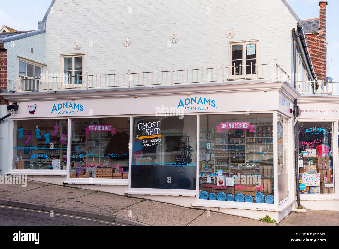La Adnams shop store in Aldeburgh , Suffolk , Inghilterra , Inghilterra , Regno Unito Foto Stock La Adnams shop store in Aldeburgh , Suffolk , Inghilterra , Inghilterra , Regno Unito Foto Stock