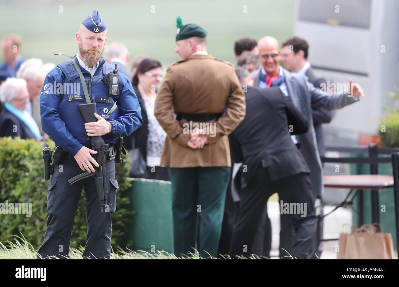 Una polizia armata uomo di pattuglia davanti a una cerimonia presso l'isola di Irlanda Peace Park di Messines, Belgio per commemorare la battaglia di Messines Ridge. Foto Stock