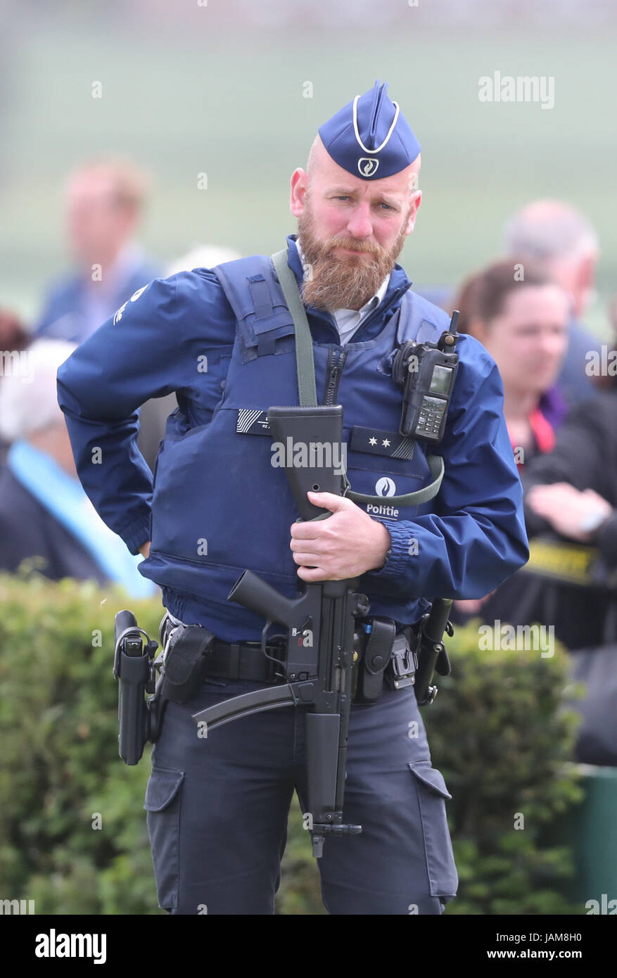 Una polizia armata uomo di pattuglia davanti a una cerimonia presso l'isola di Irlanda Peace Park di Messines, Belgio per commemorare la battaglia di Messines Ridge. Foto Stock