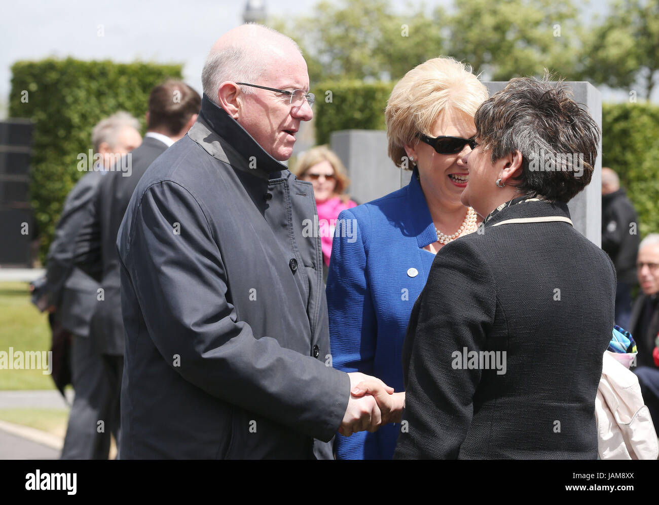 DUP leader Arlene Foster (destra) saluta il Ministro per gli Affari Esteri Charles Flanagan e ministro delle arti, del patrimonio culturale e del Gaeltacht Heather Humphreys come essi arrivano a una cerimonia presso l'isola di Irlanda Peace Park di Messines, Belgio per commemorare la battaglia di Messines Ridge. Foto Stock